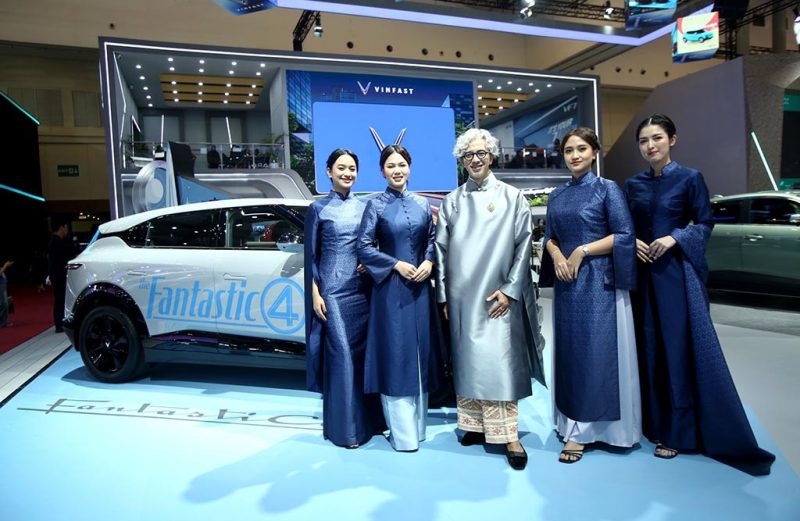 Cantiknya Usher Vinfast, Padukan Baju tradisional Vietnam dengan Kain Indonesia